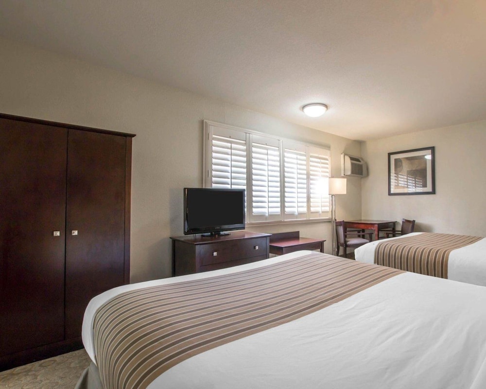 Rodeway Inn Convention Center 12/32
