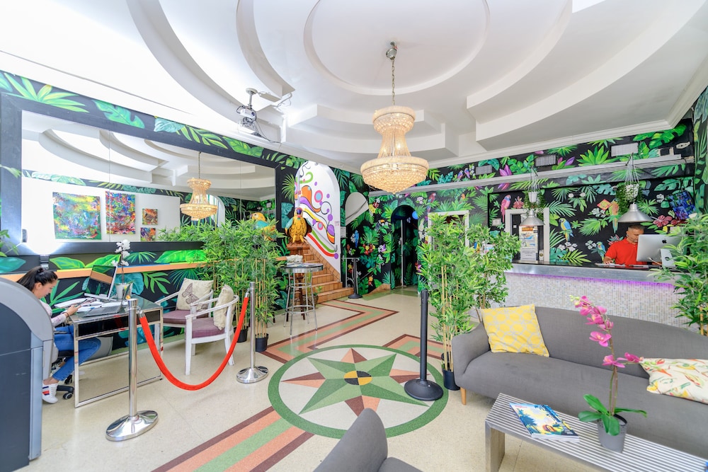 South Beach Rooms and Hostel 36/48