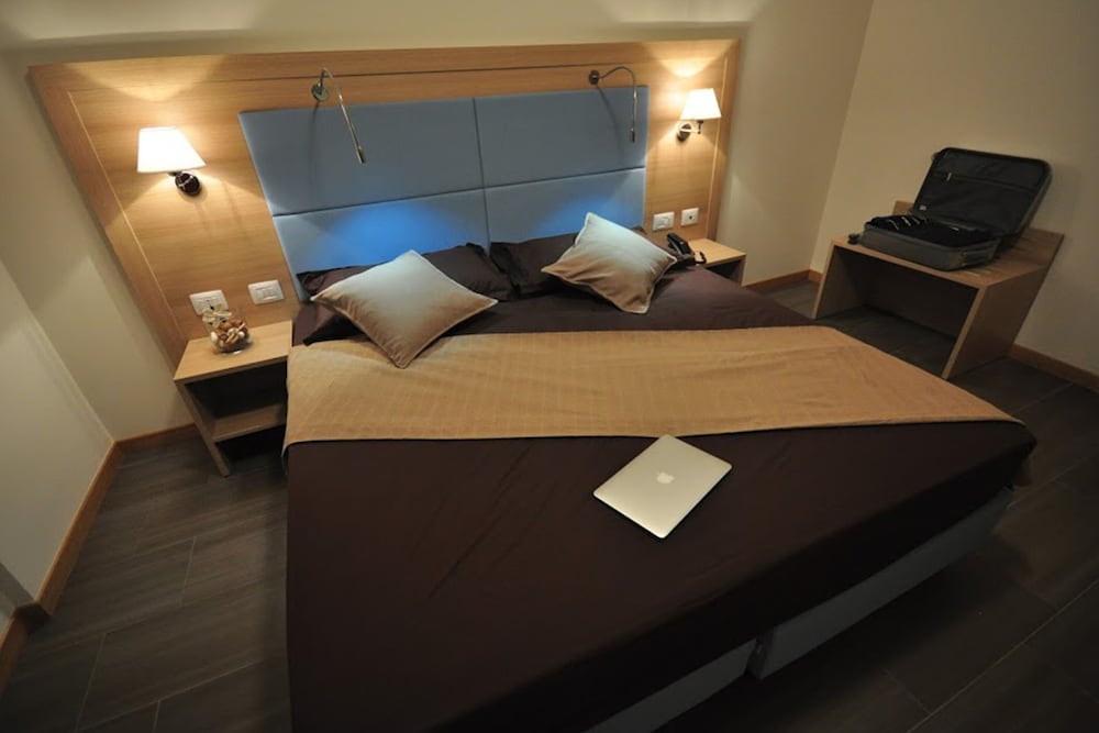Hotel 325 Tor Vergata 10/28