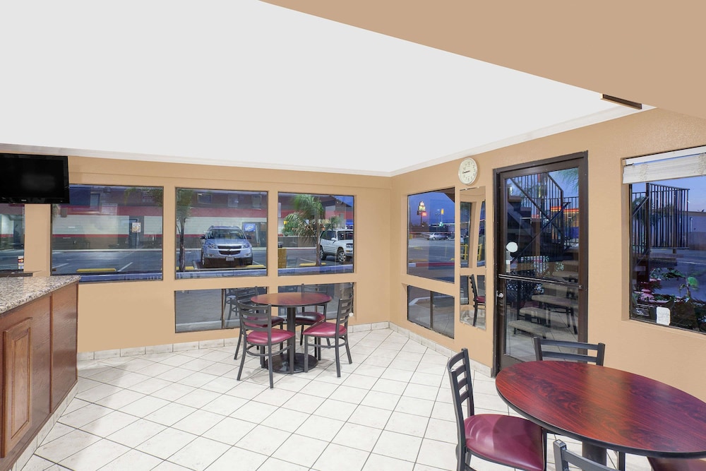 Days Inn By Wyndham Lost Hills 17/19