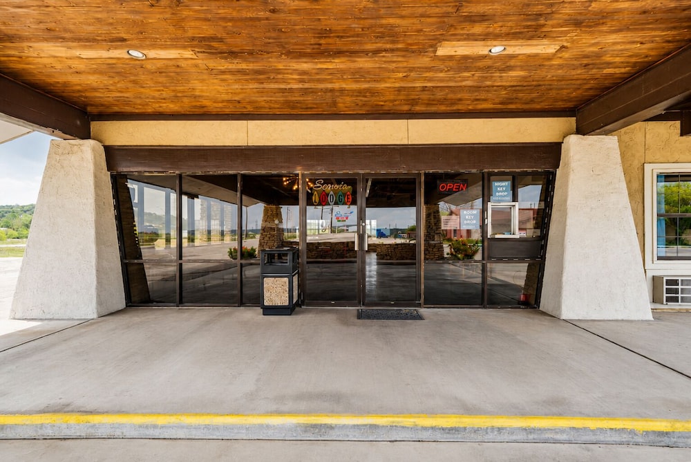 Segovia Lodge Junction TX I -10 43/53