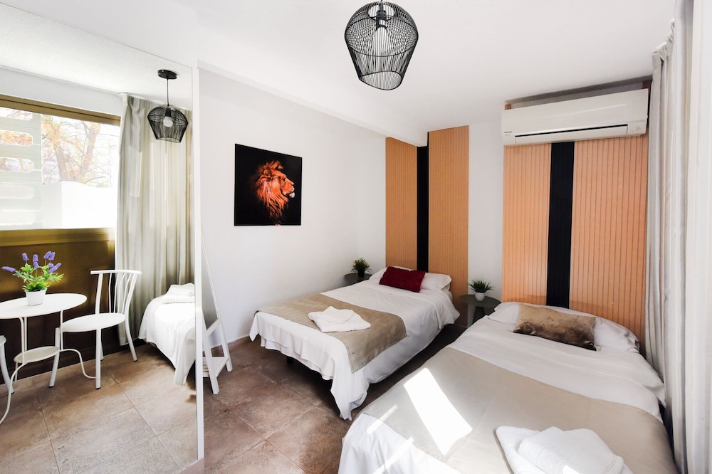 Grand, Apartment, 1 Queen and 4 Single Beds