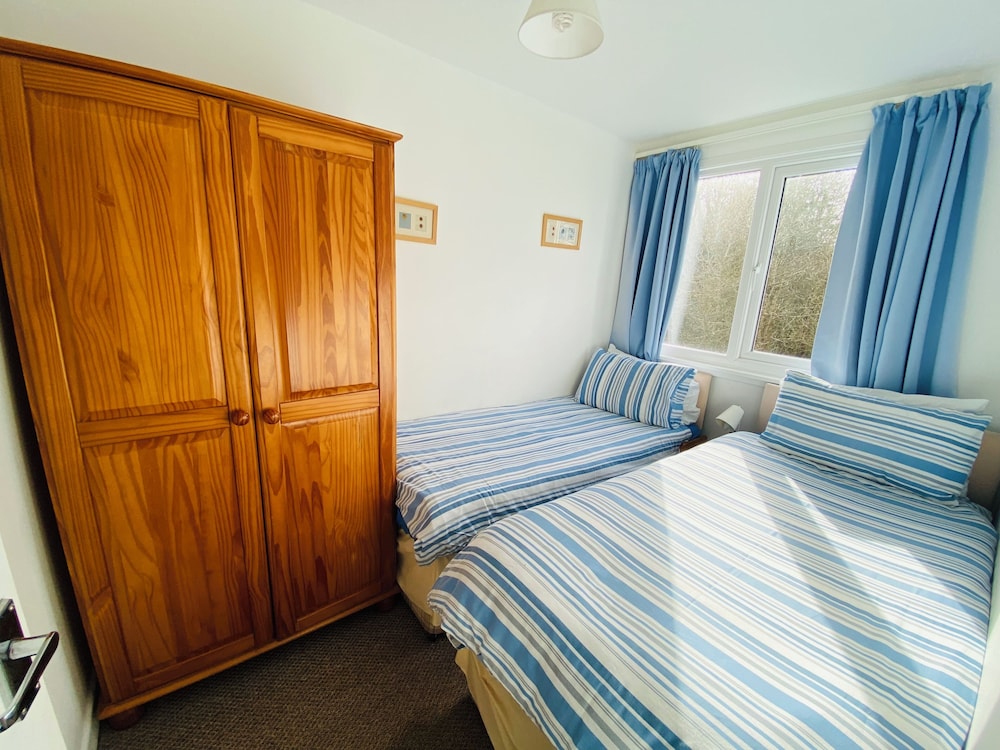 Freshwater Bay Holiday Cottages 22/50