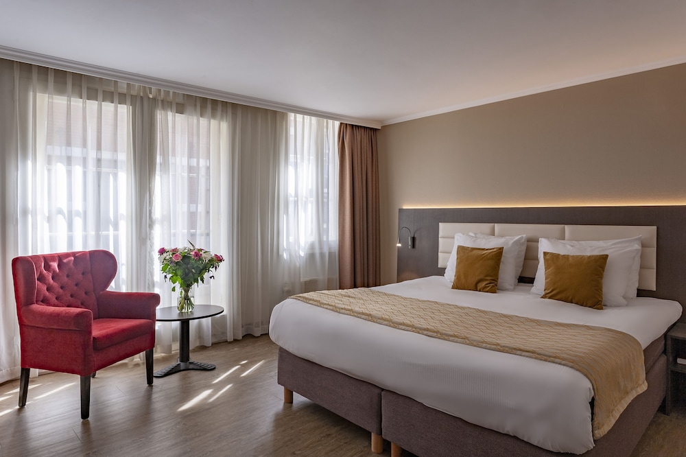 DELUXE, SUITE, KING BED