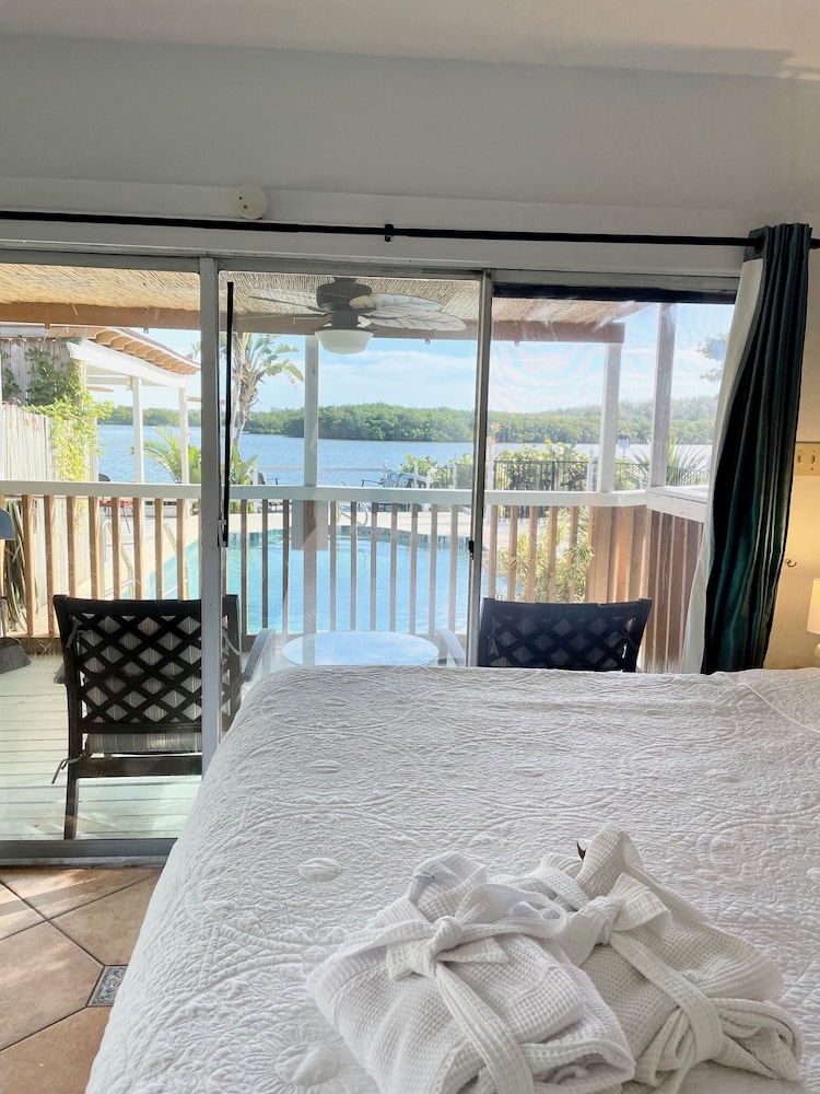 Cottage, King Bed, Bay View, South Wing