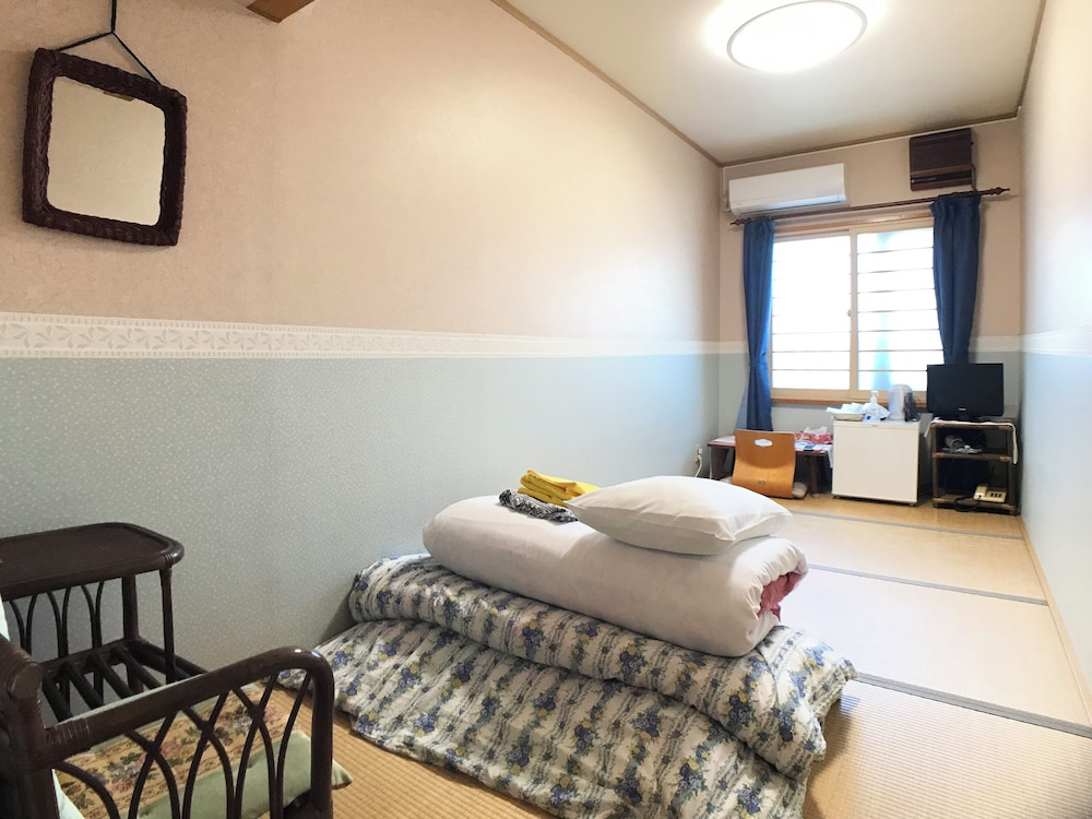 JAPANESE, SINGLE, SHARED BATHROOM