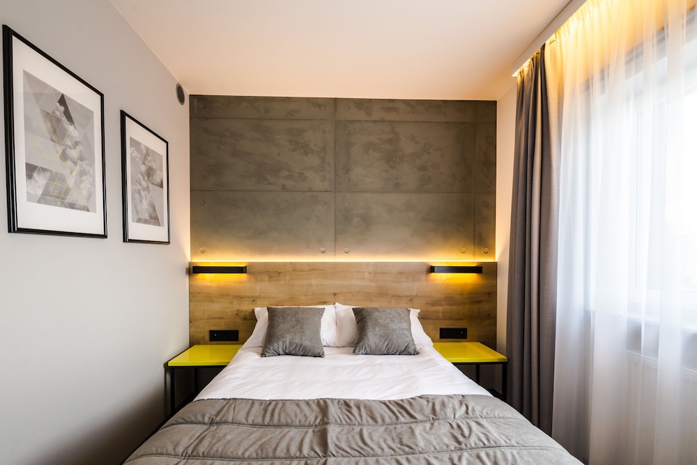 ROOM, DOUBLE BED