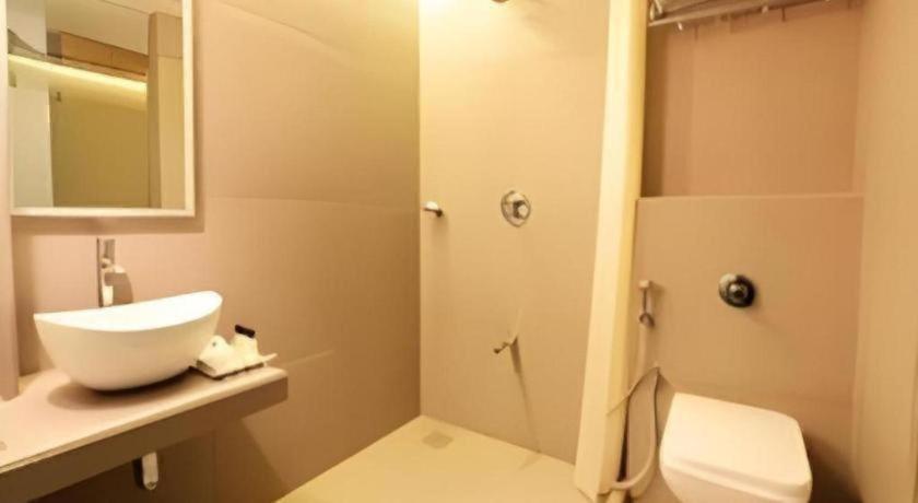 Mumbai Metro - The Executive Hotel 38/42
