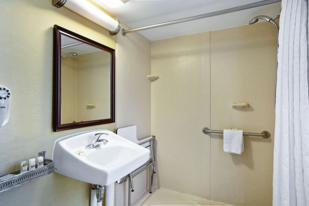 Hampton Inn Manchester Downtown, NH 13/39
