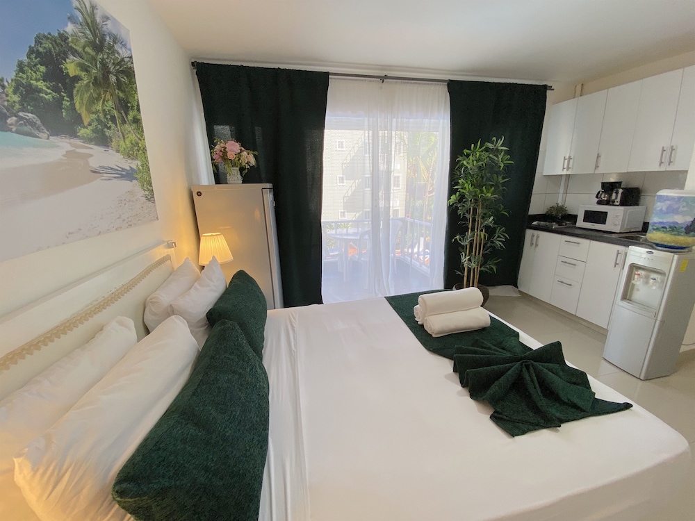 Tropicana Suites Deluxe Beach Club & Pool 26/50