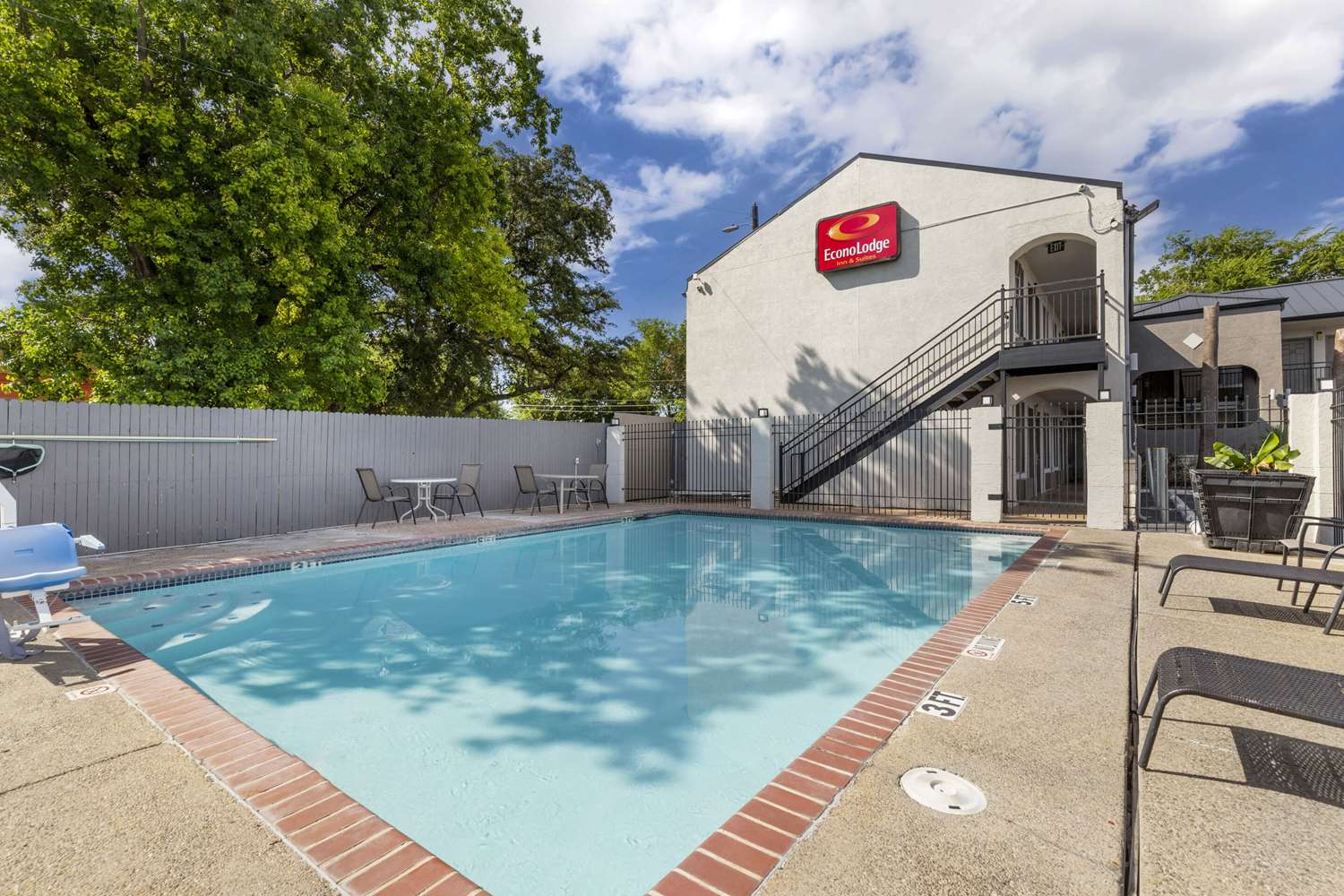 Econo Lodge Inn & Suites Near Lackland AFB San Antonio, TX 35/36