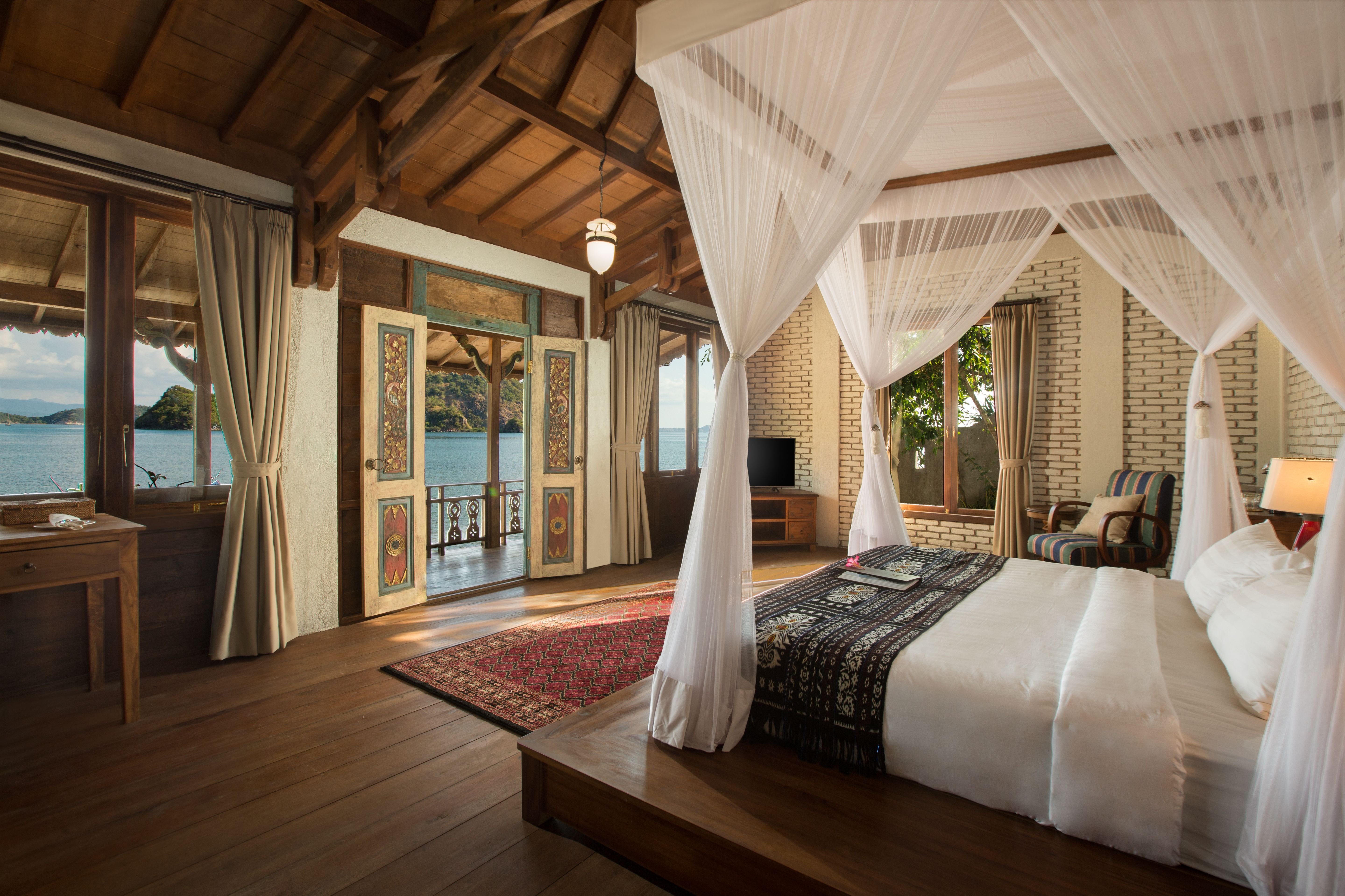 HONEYMOON, RESIDENCE
