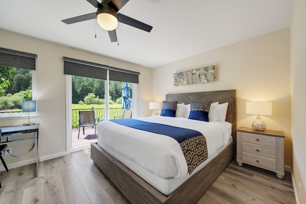 Superior, Suite, King Bed, Creek Side, Hot Tub
