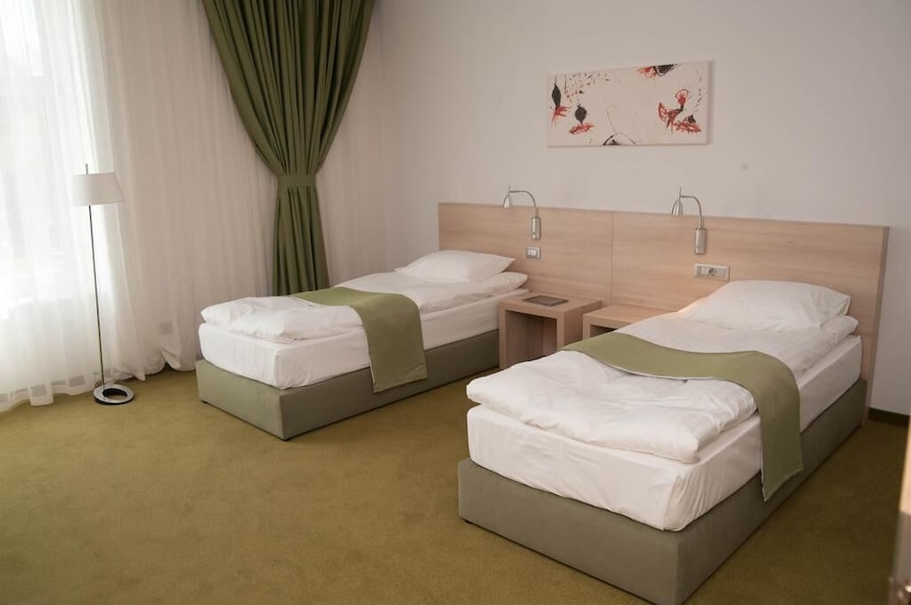 EXECUTIVE, TWIN BEDS