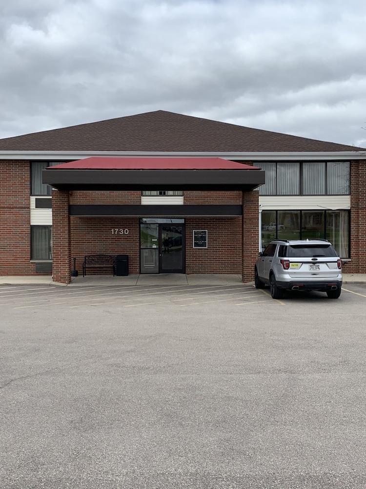 Super 8 by Wyndham Watertown WI 10/49