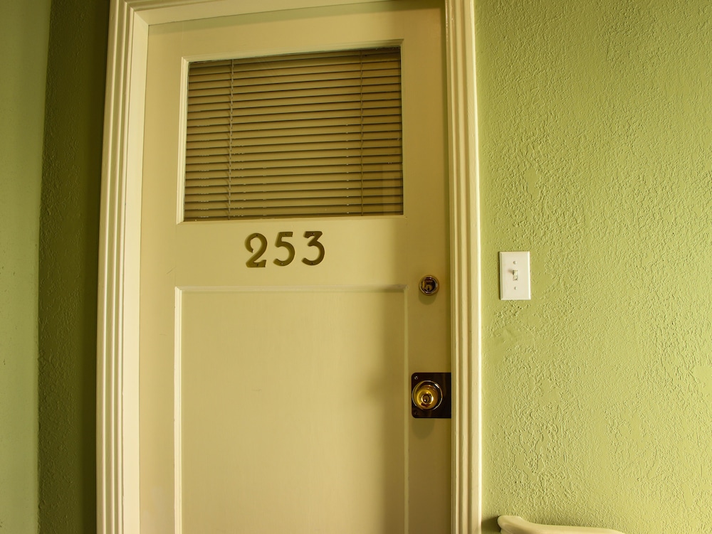 James Bay Inn Hotel Suites Cottage 40/74