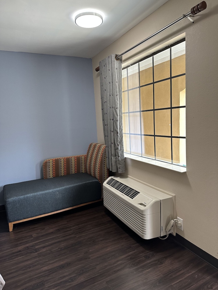 Express Inn Suites 28/52
