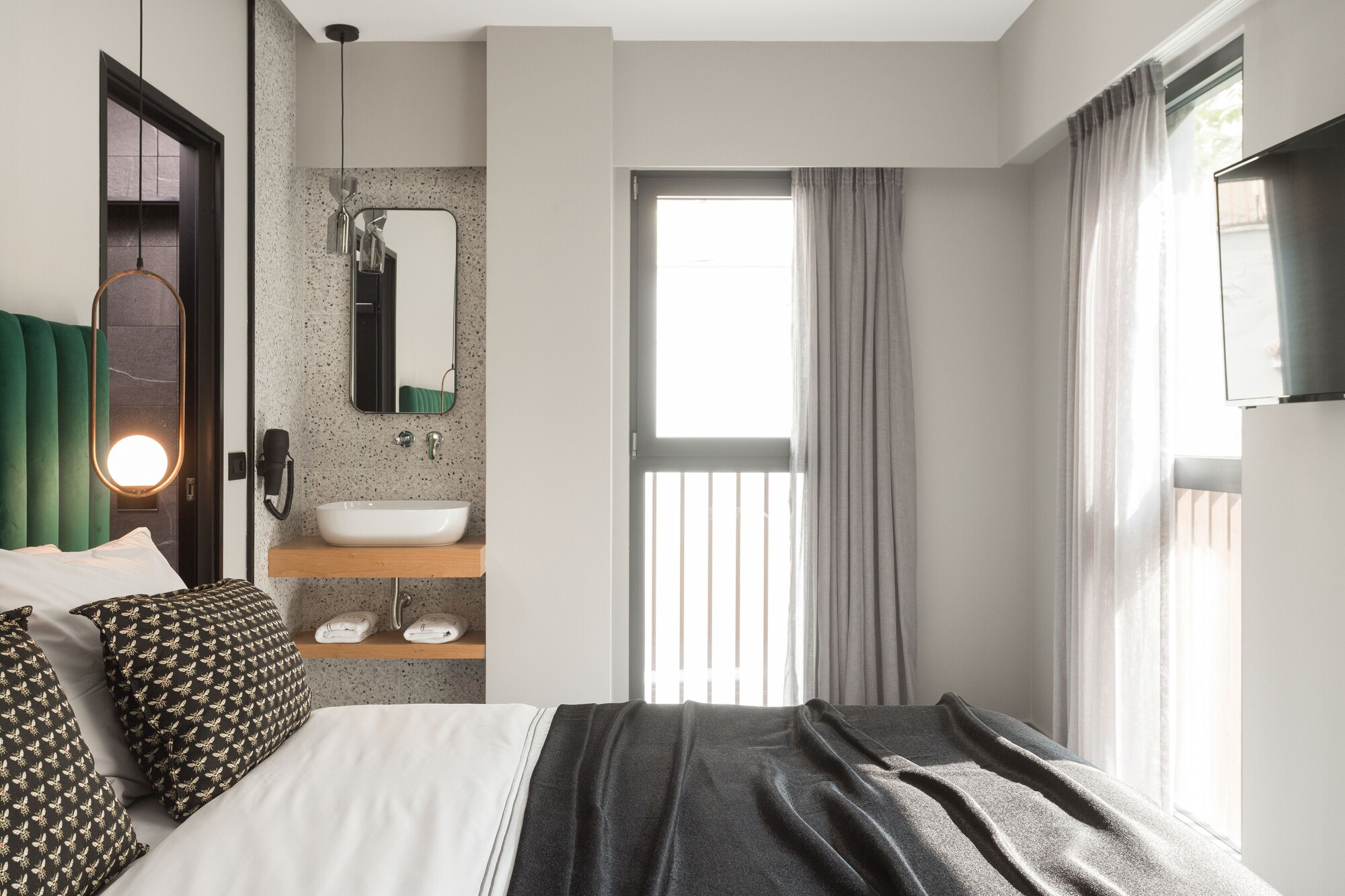 DELUXE, QUEEN BED