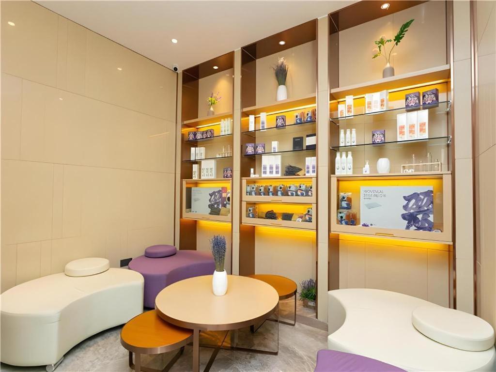Lavande Hotel (Shenzhen Jingtian Metro Station) 36/46