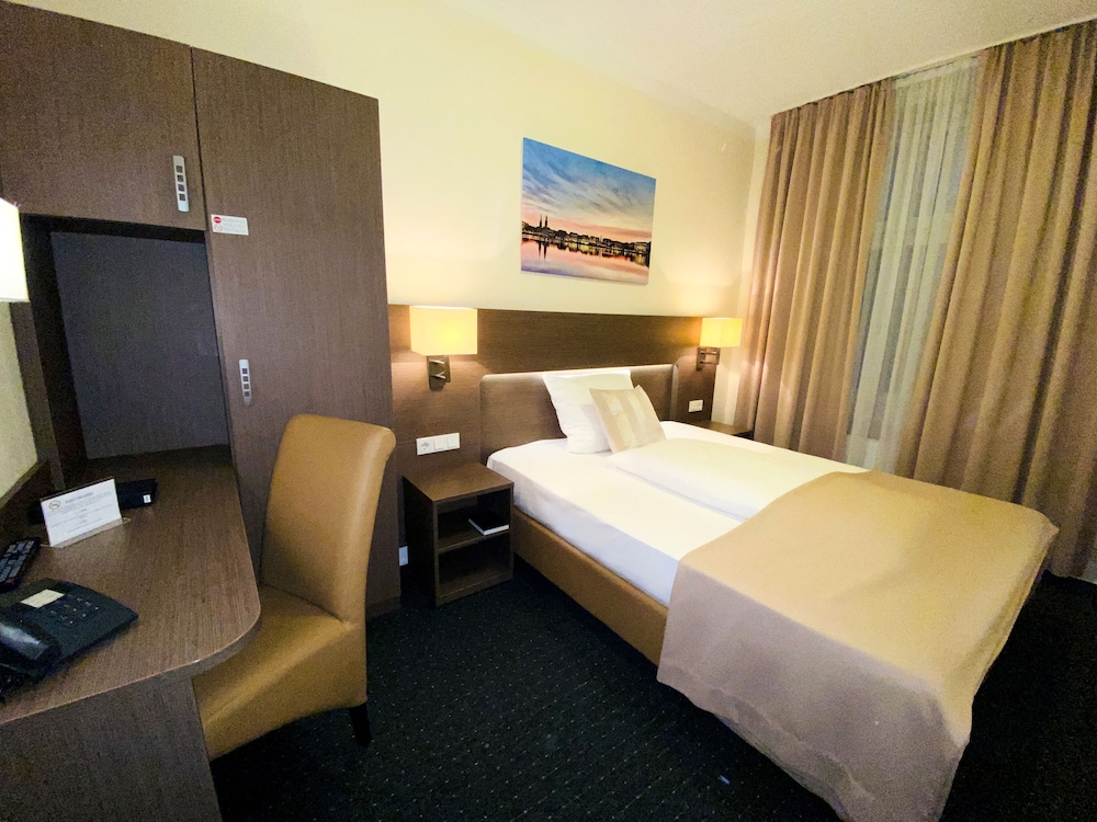 ROOM, SINGLE