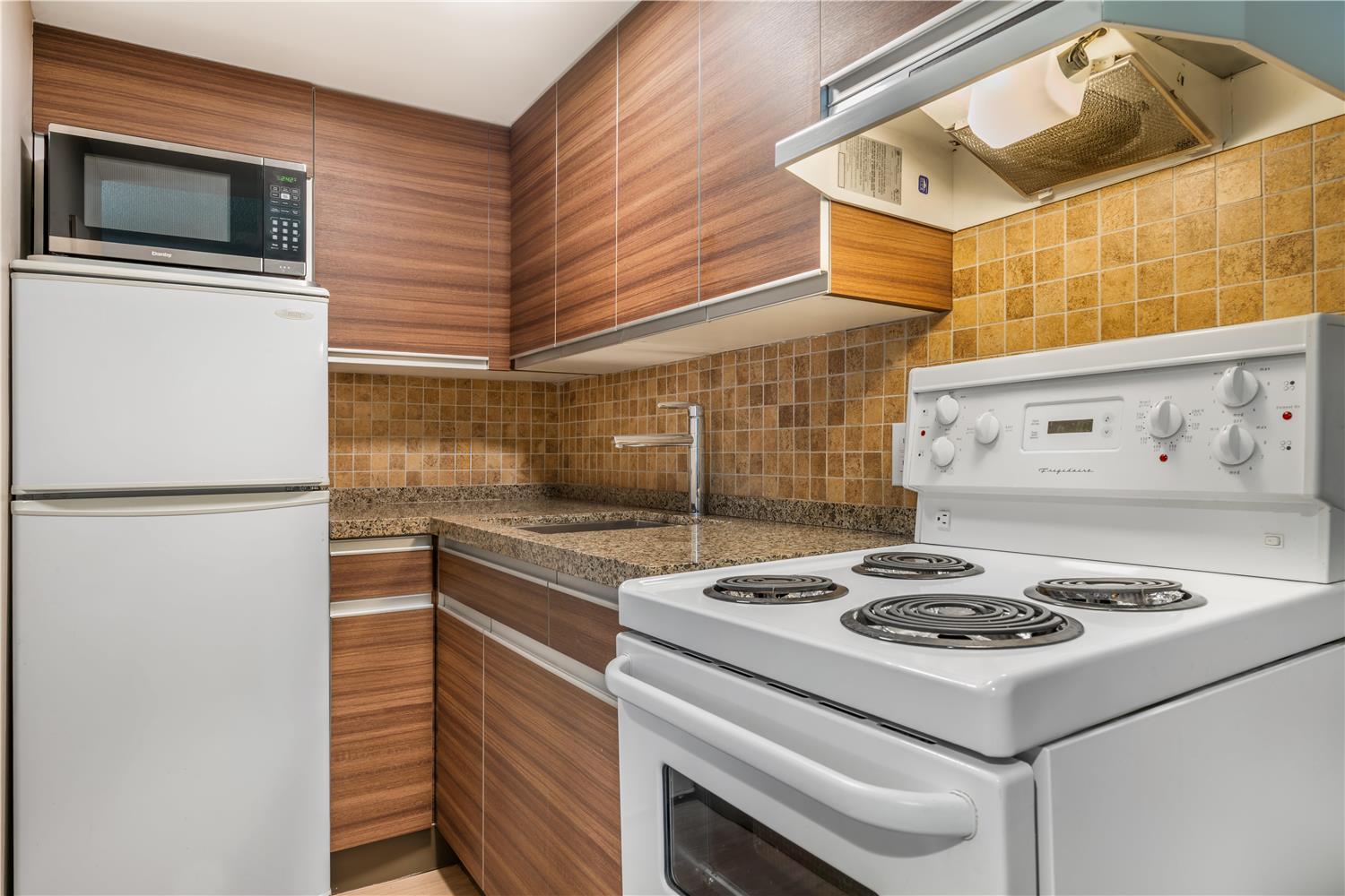 1 Bedroom, Suite, Queen Bed, Sofa, Living Area, Kitchen, Best Western Plus Burnaby Hotel 3/3