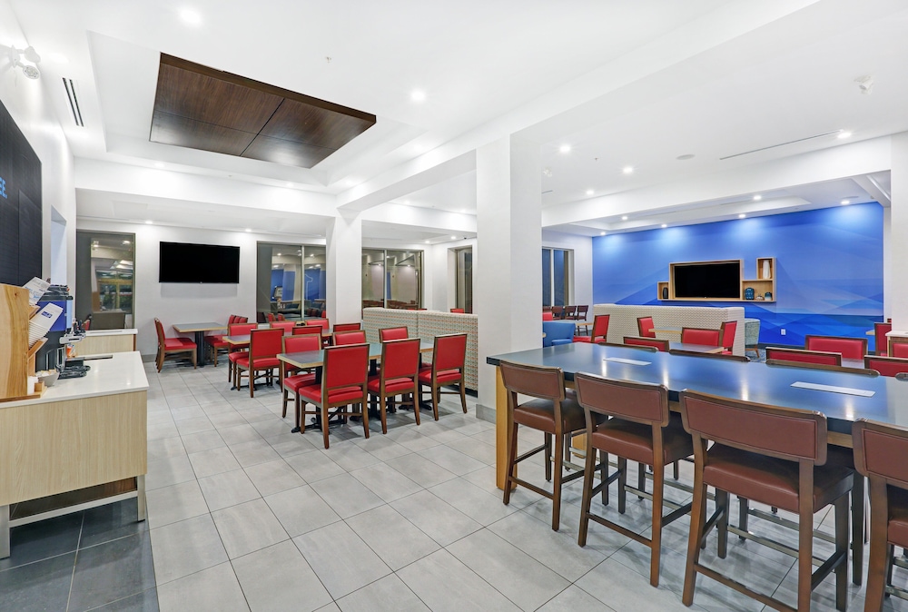 Holiday Inn Express Hotel Suites Woodstock South 50/67