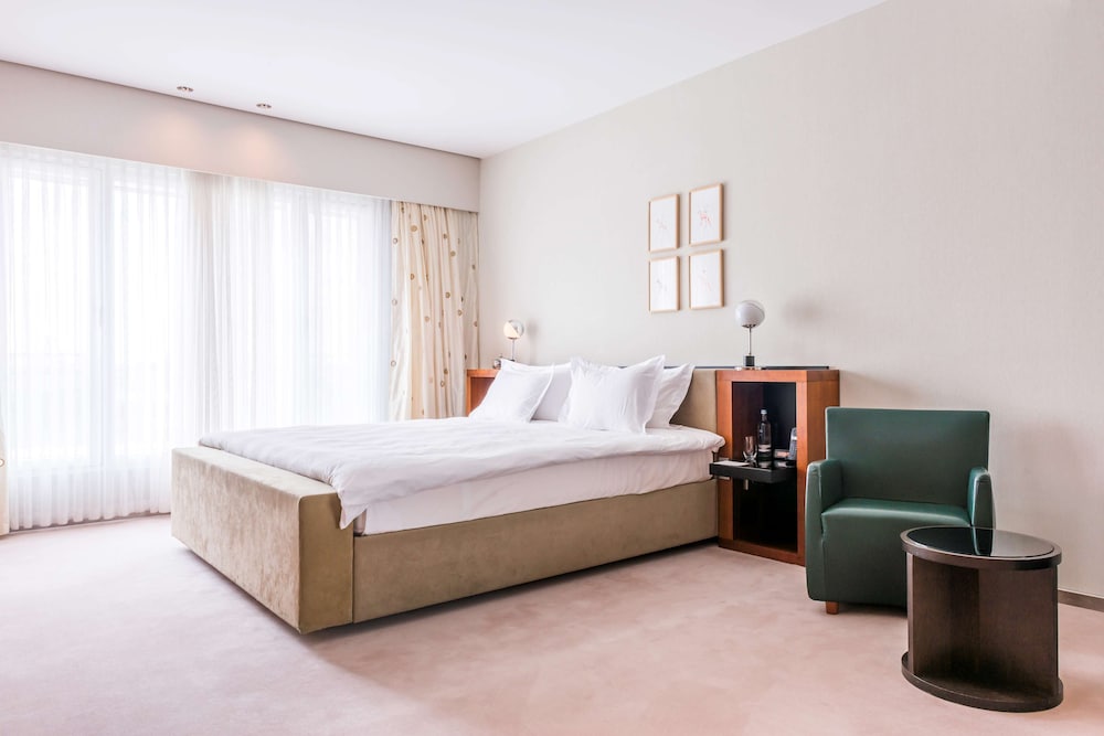 GRAND HYATT BERLIN 12/80