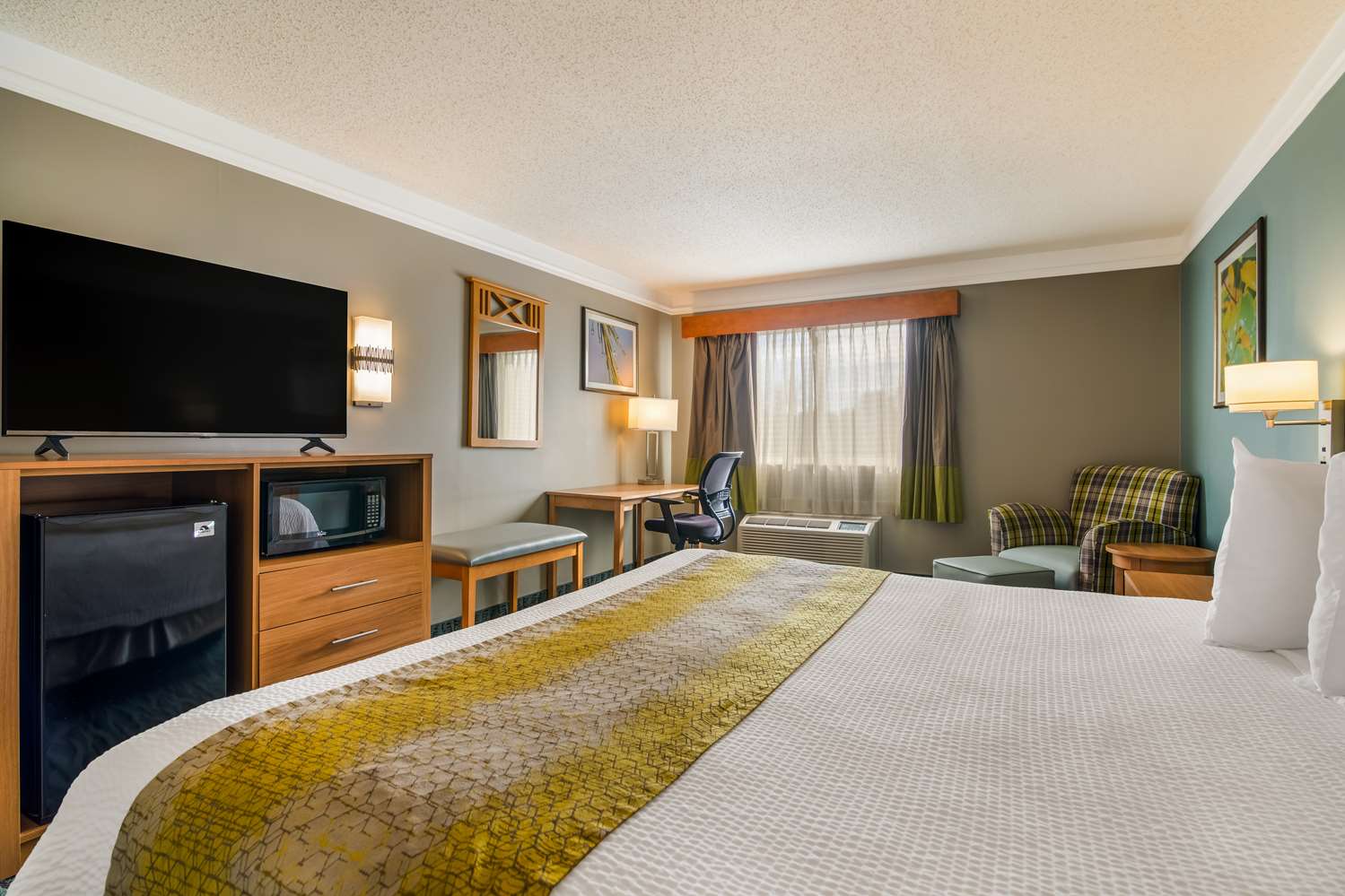 Best Western Plus Executive Court Inn & Conference Center 70/73