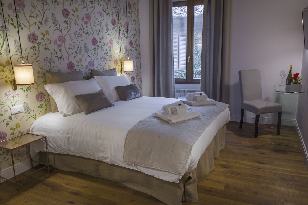 DELUXE, DOUBLE BED