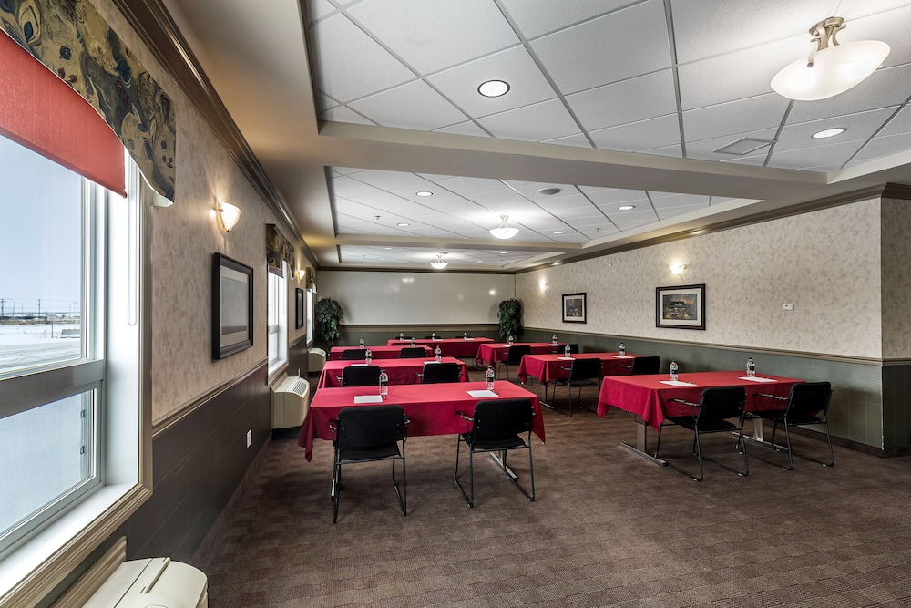 Redwood Inn Suites Grande Prairie 49/61