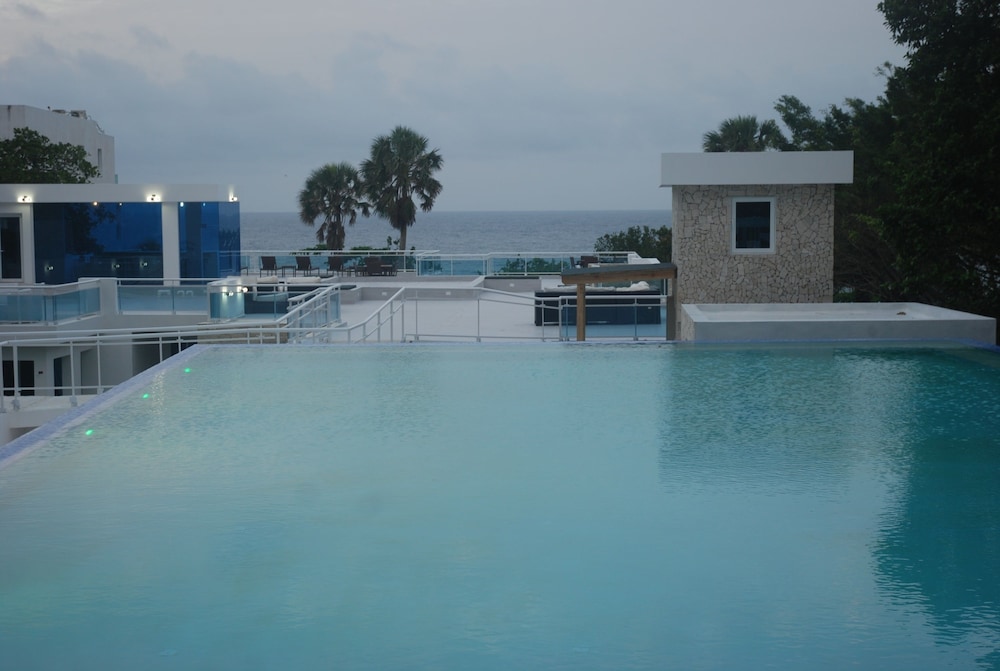E And J Beach Condos 31/35