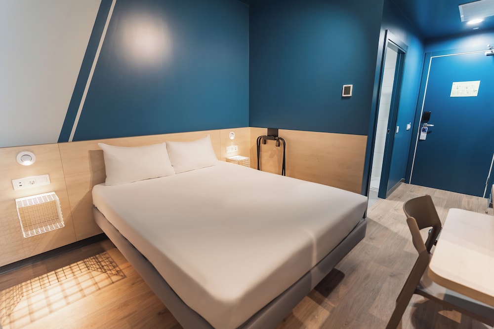 ROOM, DOUBLE BED