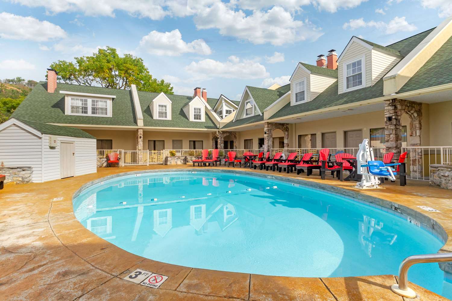 Econo Lodge Inn & Suites Gatlinburg at the Convention Center 22/23