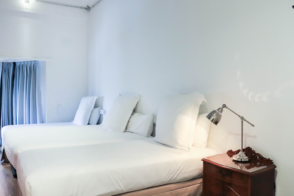 Marina Hotel 9/45