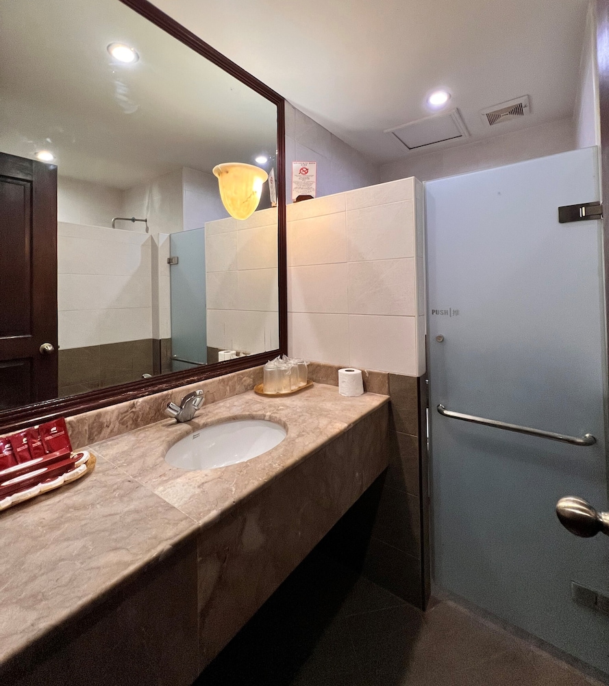 Sarrosa International Hotel And Residential Suites 47/50