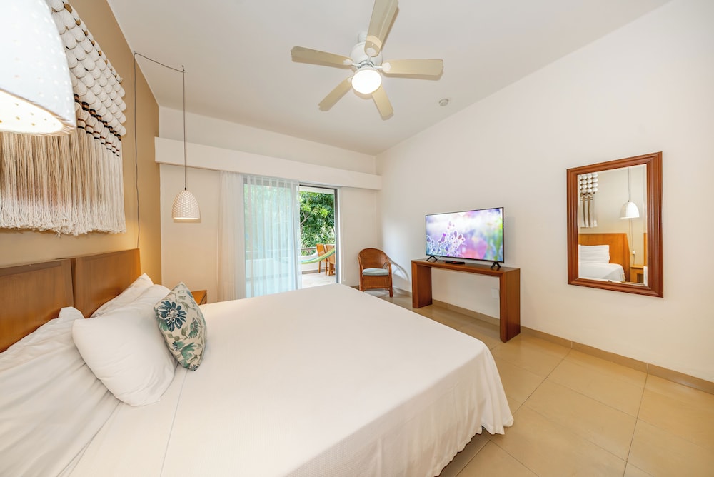2 Bedrooms, Riviera, 1 King and 2 Double Beds, Garden View