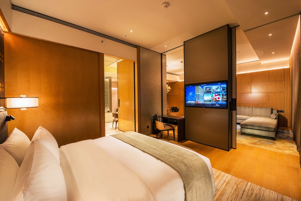 EMERALD, SUITE
