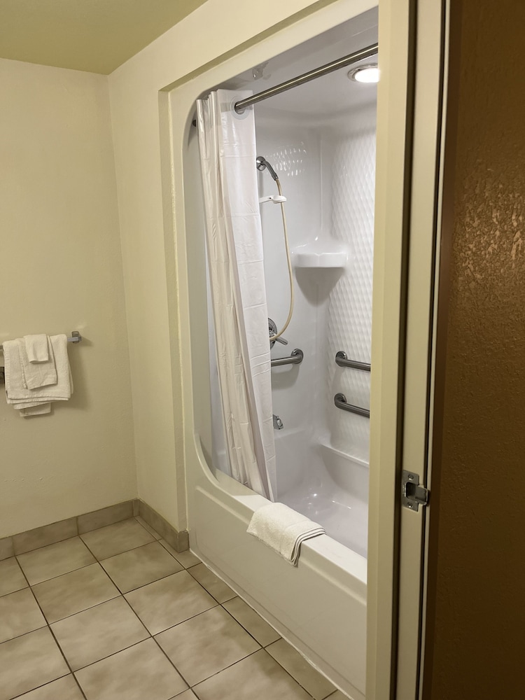 Howard Johnson by Wyndham Clarksville Tennessee 42/45