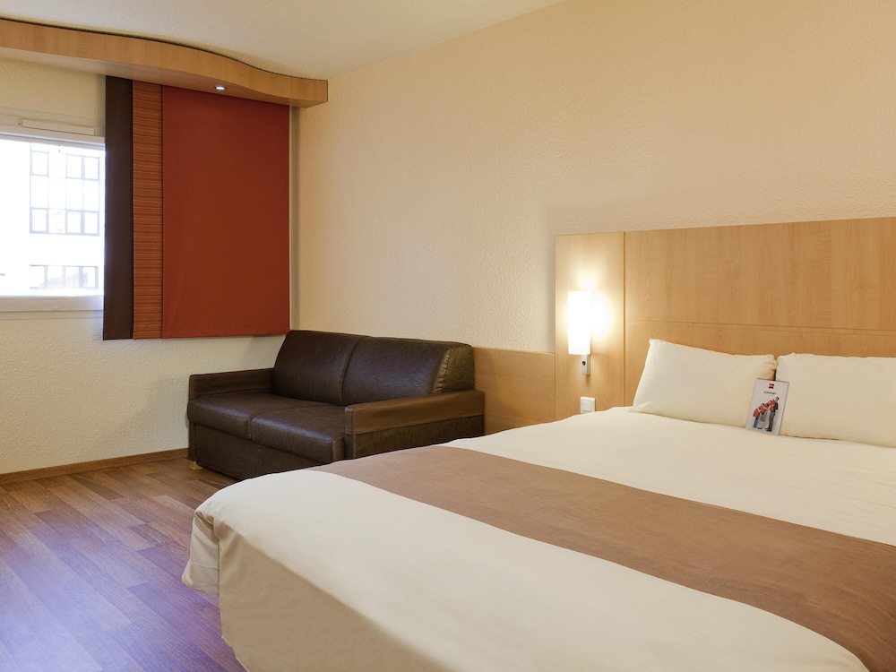 غرفة قياسية بسرير مزدوج مع أريكة