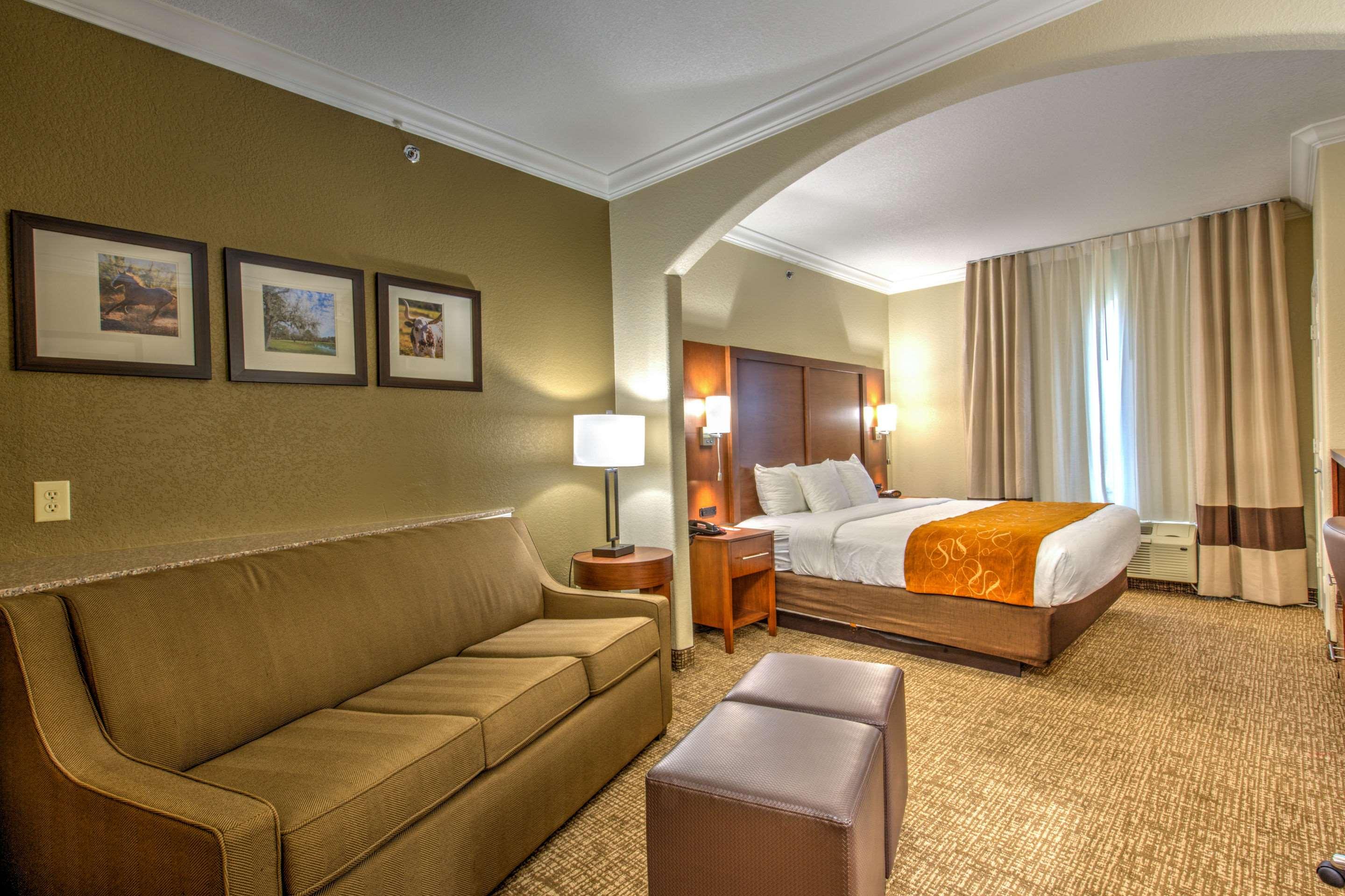جناح بسرير كينج لذوي الإعاقة، Comfort Suites Tomball Medical Center, TX 2/5