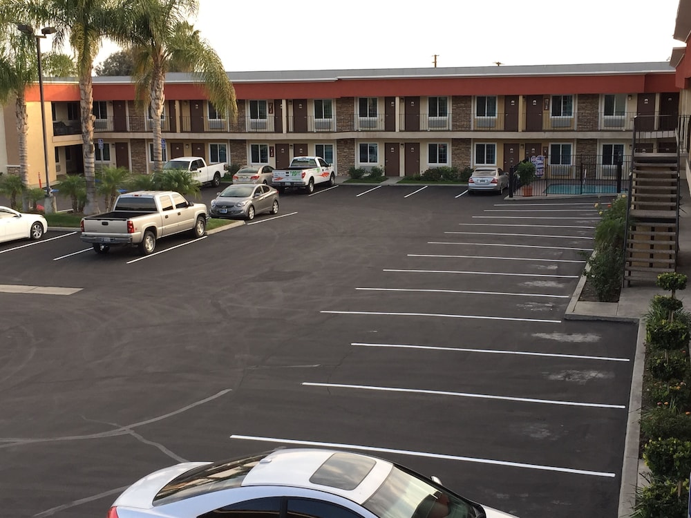 Ontario Inn & Suites 35/50