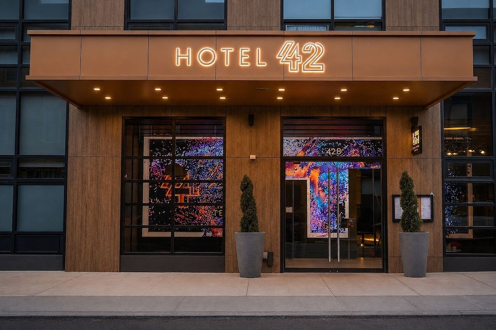 Hotel 42 2/48