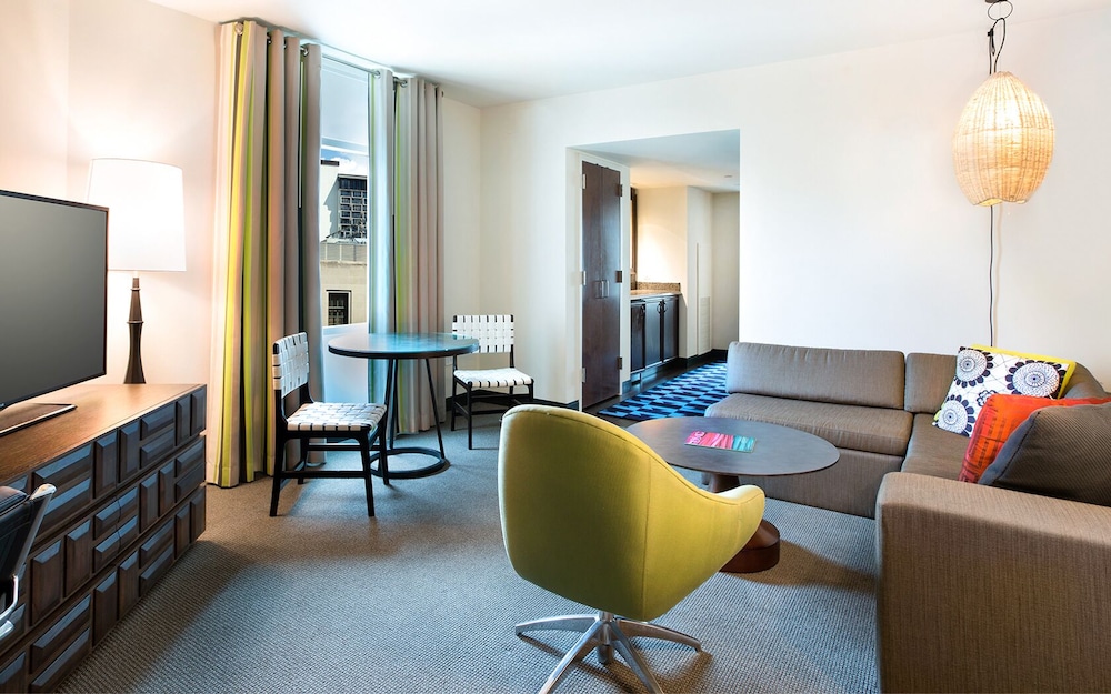 The Hotel Contessa 46/62