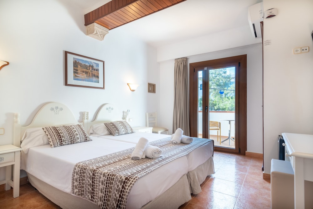 ROOM, DOUBLE OR TWIN BED, BALCONY