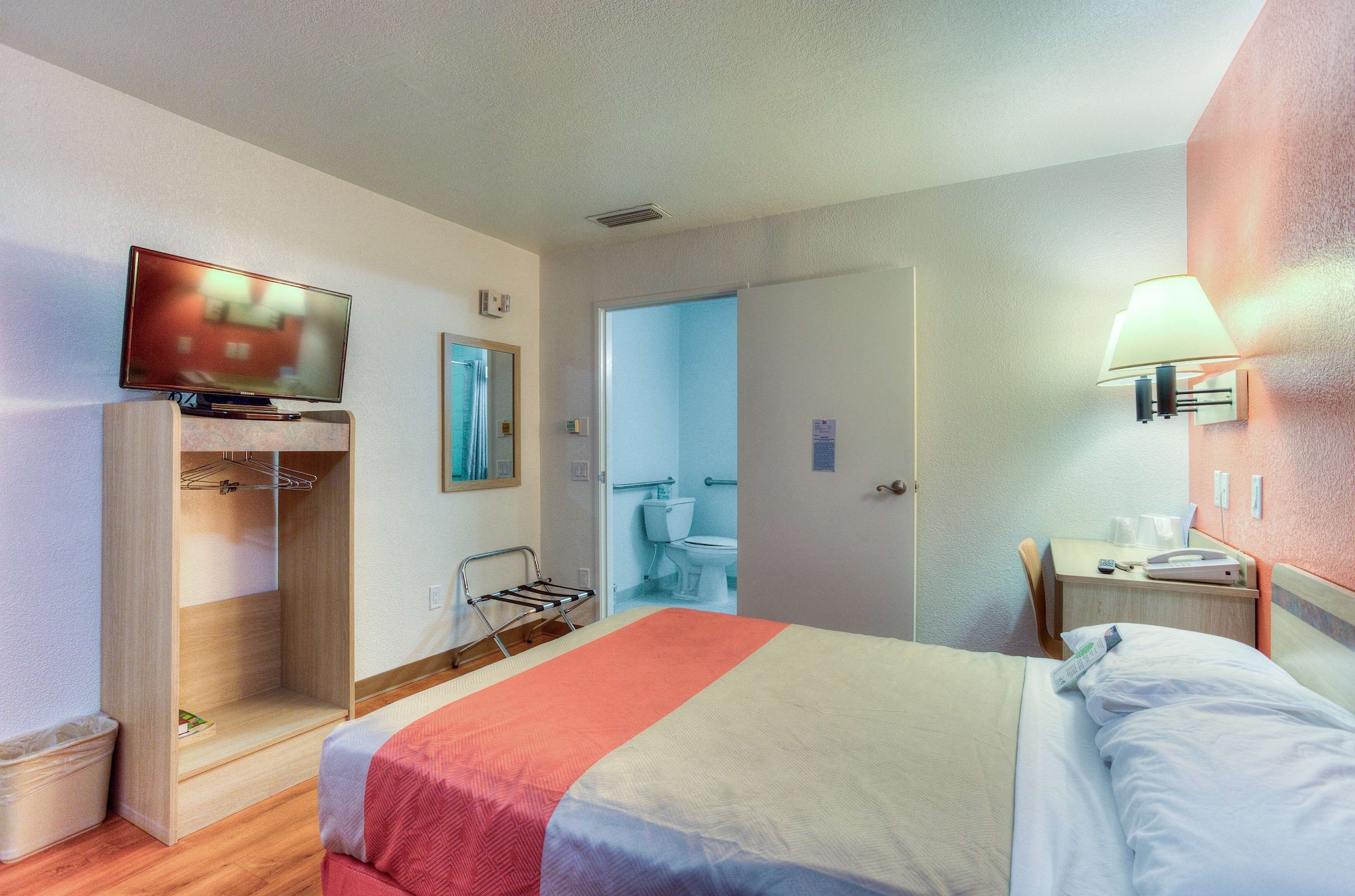 Standard, Queen Bed