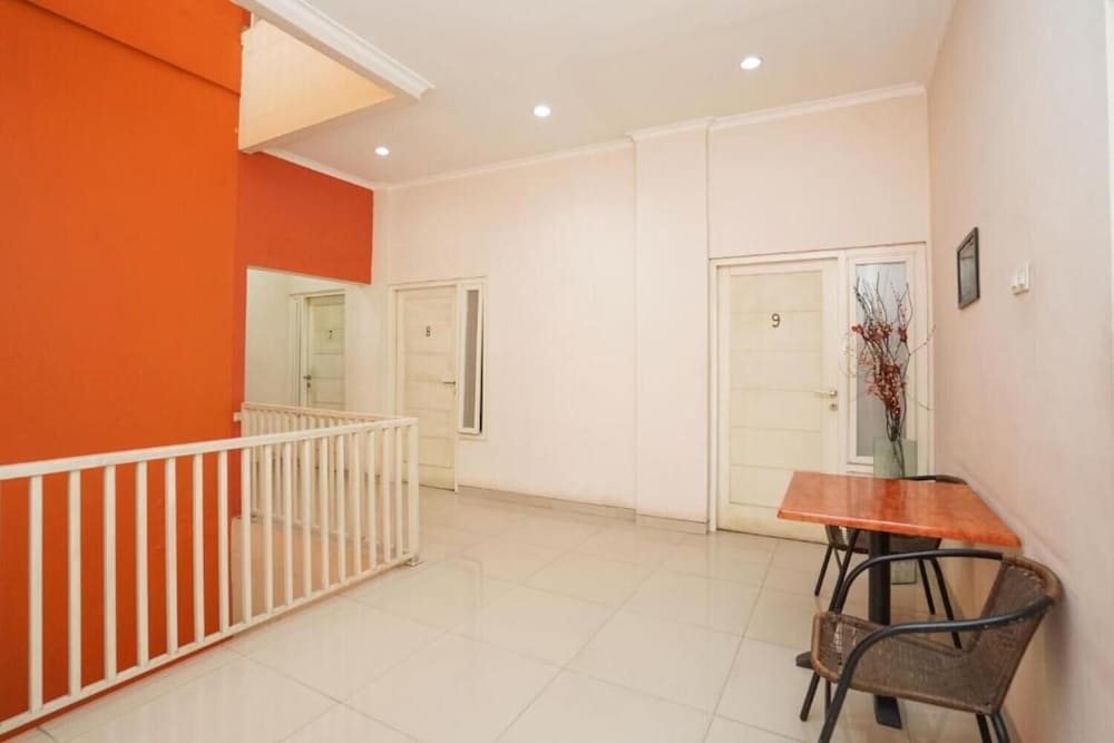 Oyo 450 Semampir Residence 62/64