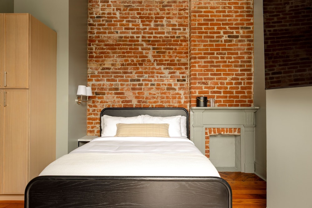 Standard, Queen Bed