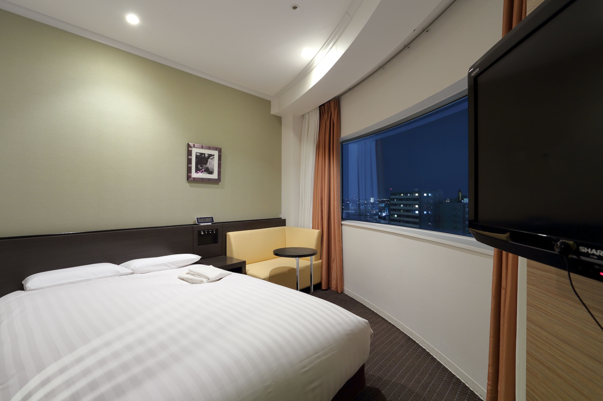 ROOM, DOUBLE BED, CORNER