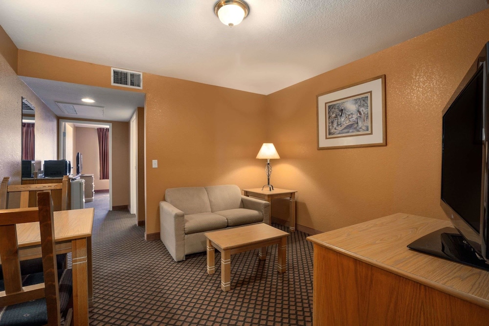 Days Inn & Suites Surprise 14/25