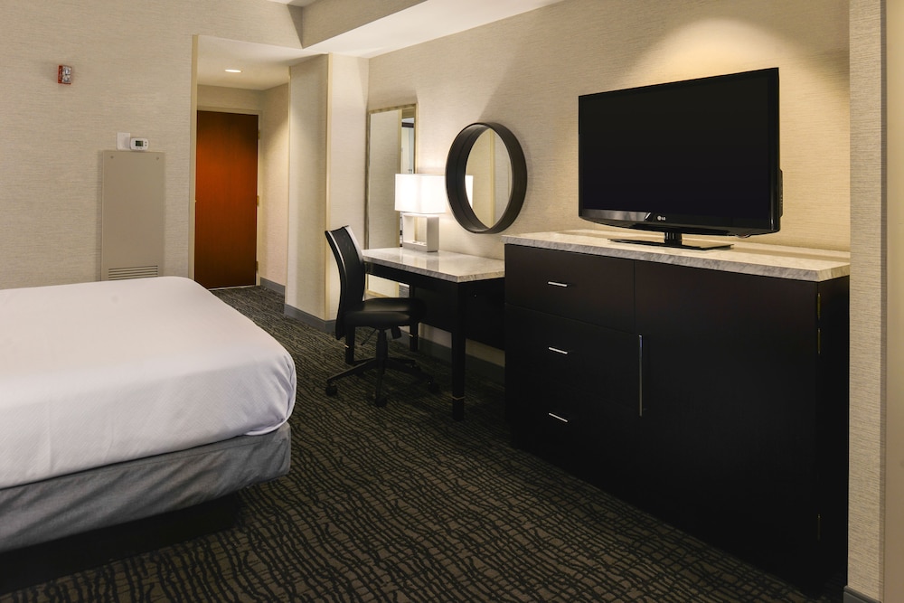 Crowne Plaza Springfield Convention CTR 28/77